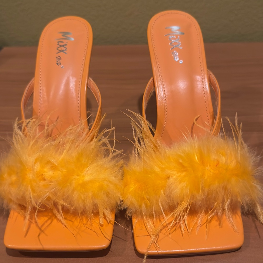 Mixx Shuz Super Cute Orange Faux Feathered 3inch Stiletto 👠 Heels (BRAND NEW)